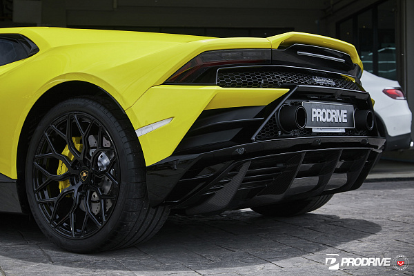 Фото дисков Vossen S17-01 Черный глянец на Lamborghini Huracan