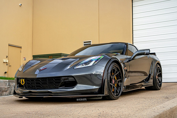 Фото дисков Strasse Wheels SM5RT Deep Concave FS Черный глянец на Chevrolet Corvette C7