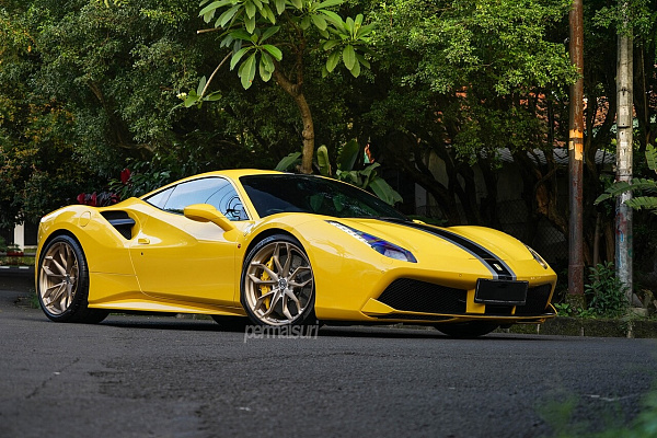 Фото дисков HRE P201 Сатиновая шампань на Ferrari 488