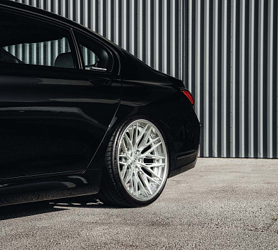 Фото дисков Strasse Wheels SV10M-RS Deep Concave FS на BMW 7 (G11/G12)