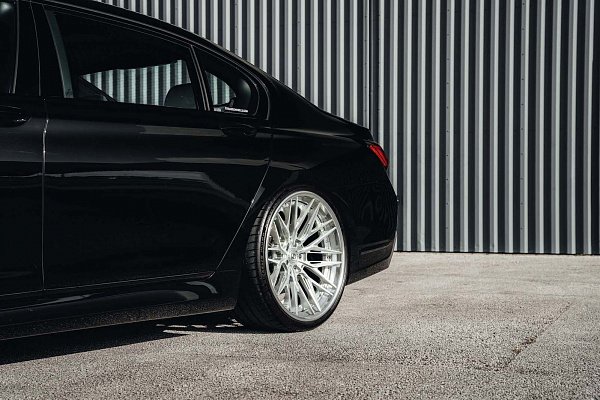 Фото дисков Strasse Wheels SV10M-RS Deep Concave FS Глянцевый лак на BMW 7 (G11/G12)