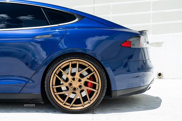 Фото дисков Strasse Wheels SM7T Deep Concave Сатиновая темная бронза на Tesla Model S