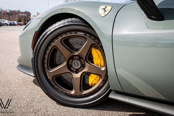 Фото дисков Brixton Forged TR05 Сатиновая бронза на Ferrari 296
