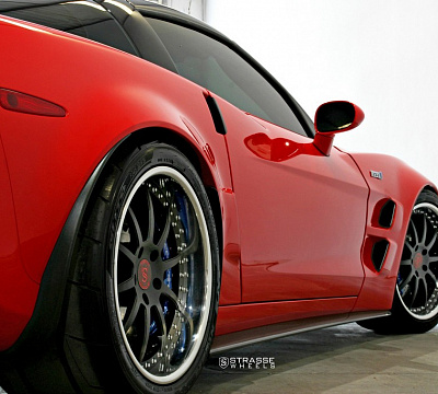 Фото дисков Strasse Wheels R10 Signature на Chevrolet Corvette C6