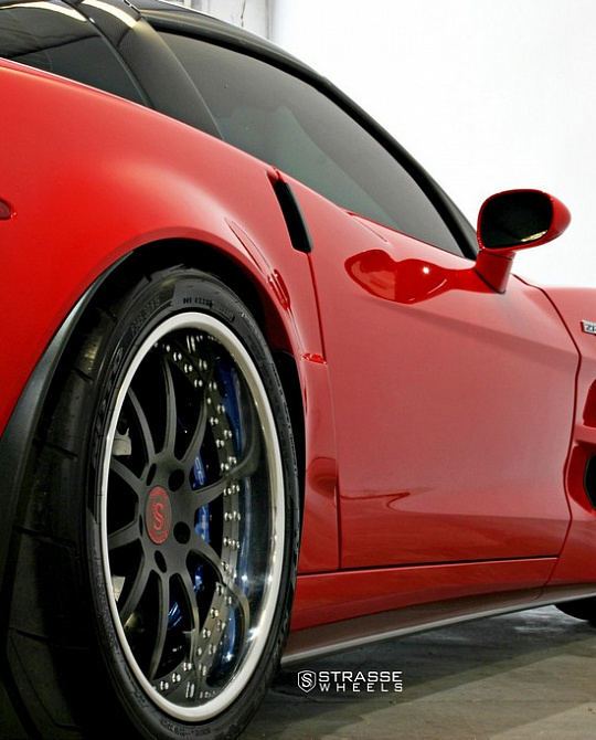 Фото дисков R10 Signature Черный сатин на Chevrolet Corvette C6
