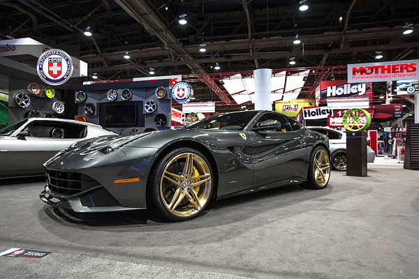 Фото дисков HRE P107 Глянцевое золото на Ferrari F12