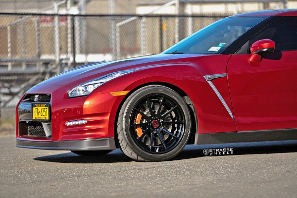 Фото дисков Strasse Wheels R10 Deep Concave FS Черный глянец на Nissan GT-R