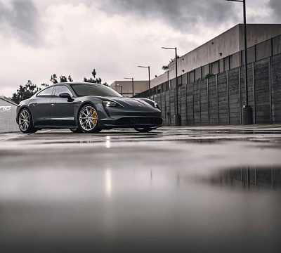 Фото дисков HRE P104SC на Porsche Taycan I