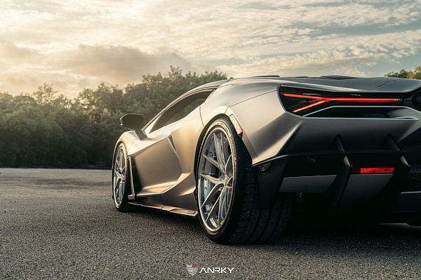 Фото дисков Anrky XR-301 Глянцевый лак на Lamborghini Revuelto