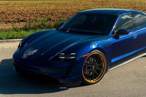 Фото дисков Strasse Wheels SV10 Deep Concave FS Черный глянец на Porsche Taycan I