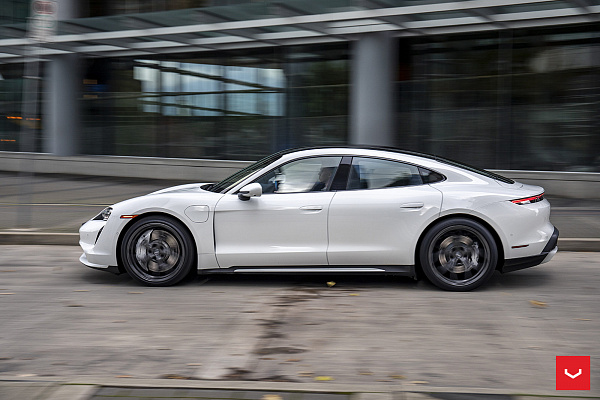 Фото дисков Vossen HF-5 Глянцевый графит на Porsche Taycan I