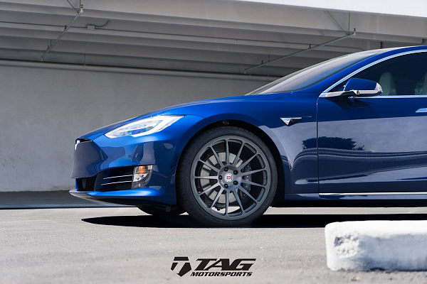 Фото дисков HRE 303M Сатиновый графит на Tesla Model S