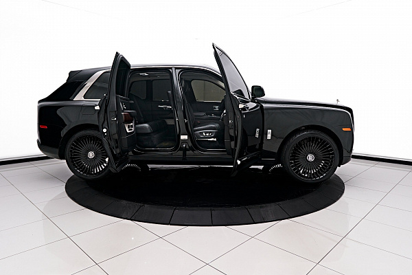 Фото дисков Giovanna Tulum Черный глянец на Rolls-Royce Cullinan