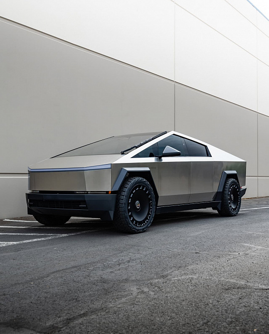 Фото дисков LX15 Черный сатин на Tesla Cybertruck