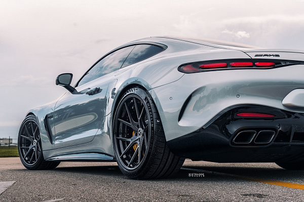Фото дисков Strasse Wheels SM5RT Deep Concave FS Черный глянец на Mercedes-Benz AMG GT II
