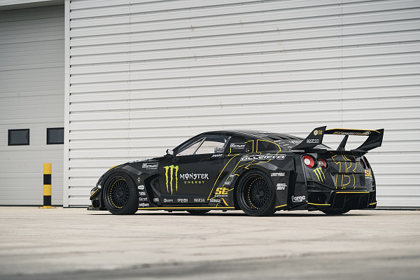 Фото дисков Rotiform LHR Черный сатин на Nissan GT-R