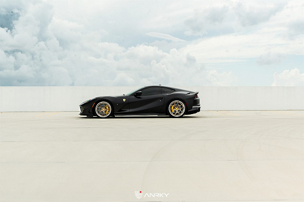Фото дисков Anrky S3-X4 Глянцевое темное золото на Ferrari 812