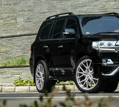 Фото дисков Vossen M-X3 на Toyota Land Cruiser 200