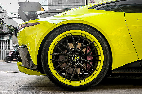 Фото дисков Strasse Wheels SV10M Deep Concave FS Другой цвет на Aston Martin Vantage 2