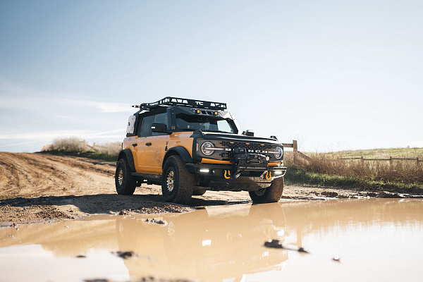 Фото дисков Black Rhino TUSK Сатиновое золото на Ford Bronco