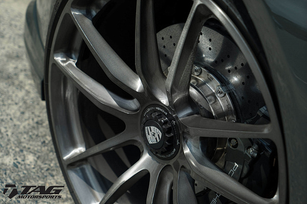 Фото дисков HRE P104 Глянцевый темный лак на Porsche 911 VII