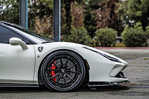 Фото дисков Strasse Wheels SV10 Deep Concave FS Черный глянец на Ferrari SF90