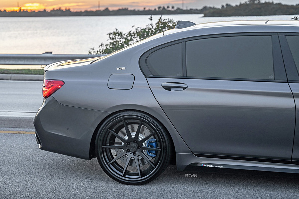 Фото дисков Strasse Wheels R10 Deep Concave FS Черный сатин на BMW 7 (G11/G12)