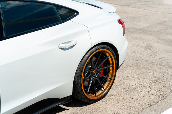 Фото дисков Strasse Wheels SV10 Deep Concave FS Черный глянец на Audi E-tron GT
