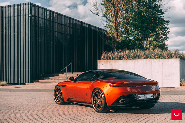 Фото дисков Vossen HF-5 Сатиновая бронза на Aston Martin DB11