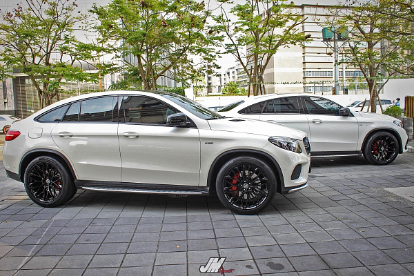 Фото дисков HRE P200 Черный глянец на Mercedes-Benz GLE I