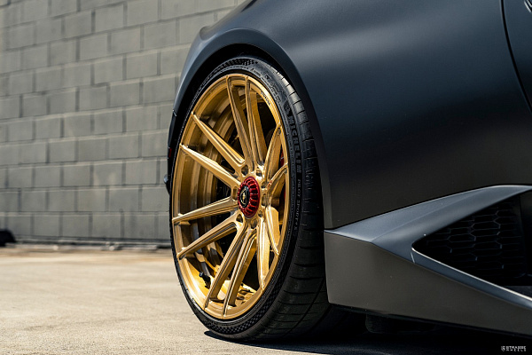 Фото дисков Strasse Wheels SV12 Deep Concave Duoblock Сатиновое золото на Lamborghini Huracan