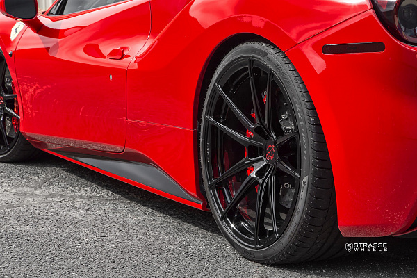 Фото дисков Strasse Wheels SV1 Deep Concave Monoblock Черный глянец на Ferrari 488