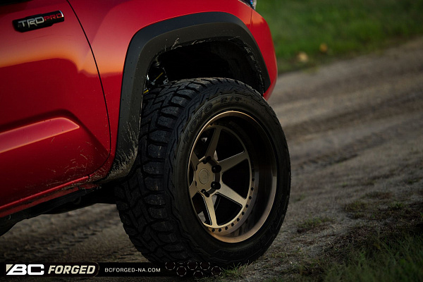 Фото дисков BC Forged LE61 // MLE61 Сатиновая бронза на Toyota Tacoma III