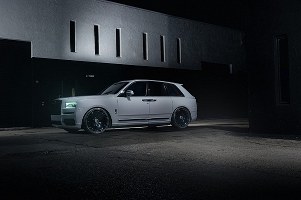 Фото дисков Strasse Wheels SV101 Deep Concave Duoblock RR Черный глянец на Rolls-Royce Cullinan
