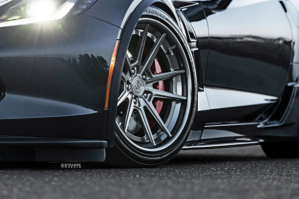 Фото дисков Strasse Wheels SV1 Deep Concave FS Сатиновый темный лак на Chevrolet Corvette C7