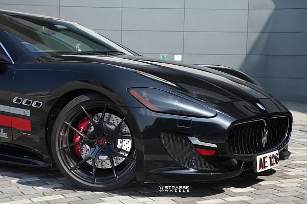 Фото дисков Strasse Wheels SM5R Deep Concave Monoblock Черный глянец на Maserati GranTurismo I