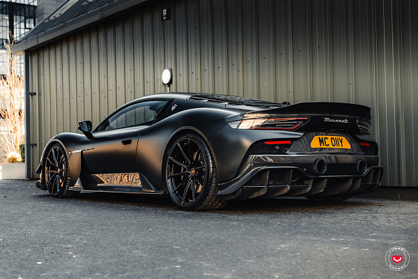 Фото дисков Vossen VPS-1 Черный глянец на Maserati MC20