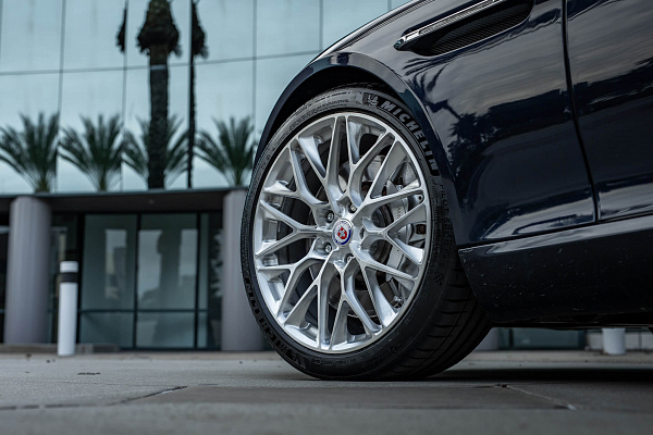 Фото дисков HRE P200 Глянцевый лак на Aston Martin Rapide 2
