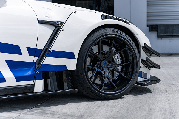 Фото дисков Strasse Wheels SM5R Deep Concave FS Черный глянец на Nissan GT-R