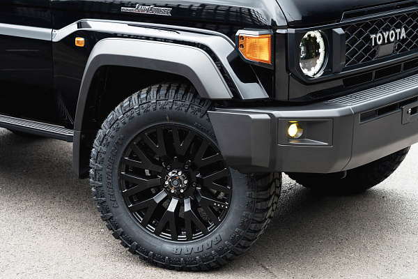 Фото дисков Kahn G22 DC Черный сатин на Toyota Land Cruiser 70