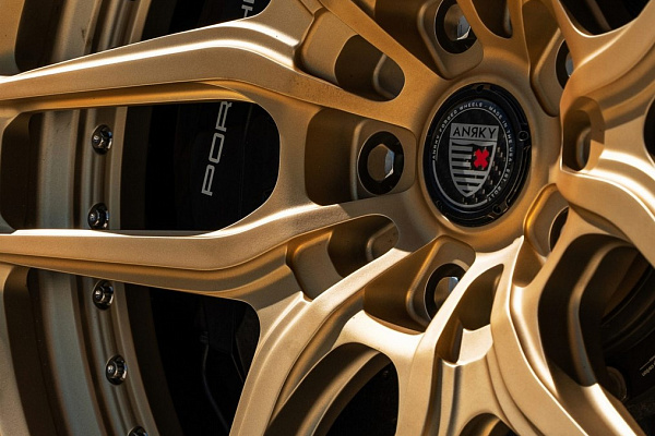 Фото дисков Anrky RS6.2 Сатиновое золото на Porsche Cayenne II