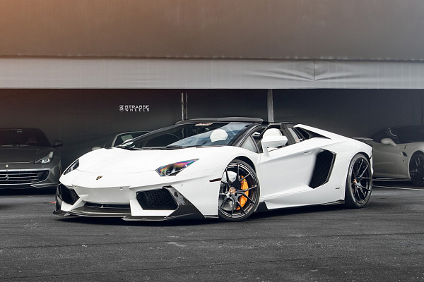 Фото дисков Strasse Wheels SM5R Deep Concave Monoblock Черный глянец на Lamborghini Aventador