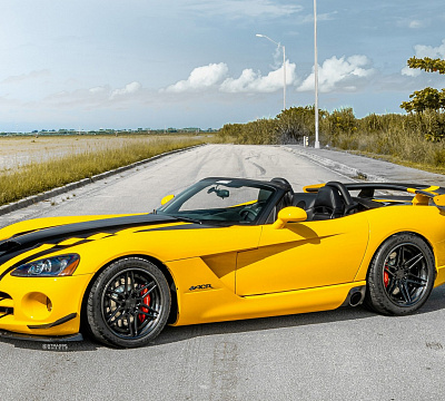 Фото дисков Strasse Wheels SV2-6 Deep Concave FS на Dodge Viper