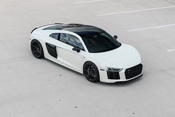 Фото дисков Strasse Wheels SV10 Deep Concave Duoblock Черный глянец на Audi R8 (4S)