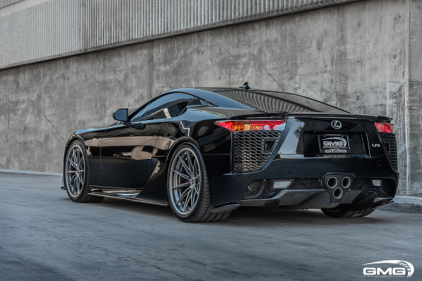 Фото дисков Brixton Forged R11-R Глянцевый графит на Lexus LFA