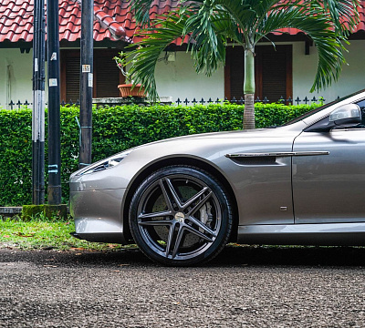 Фото дисков Vossen VFS-5 на Aston Martin DB 9 