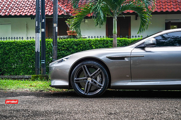 Фото дисков Vossen VFS-5 Глянцевый графит на Aston Martin DB 9 