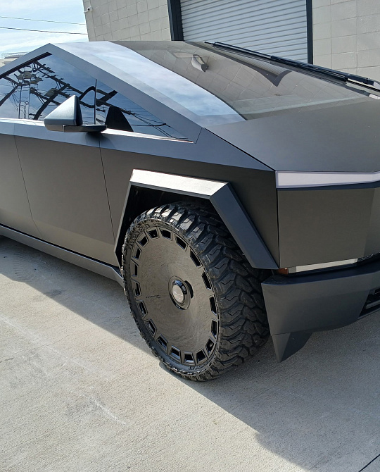 Фото дисков Dicotto Черный глянец на Tesla Cybertruck