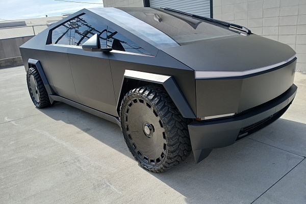 Фото дисков Giovanna Dicotto Черный глянец на Tesla Cybertruck
