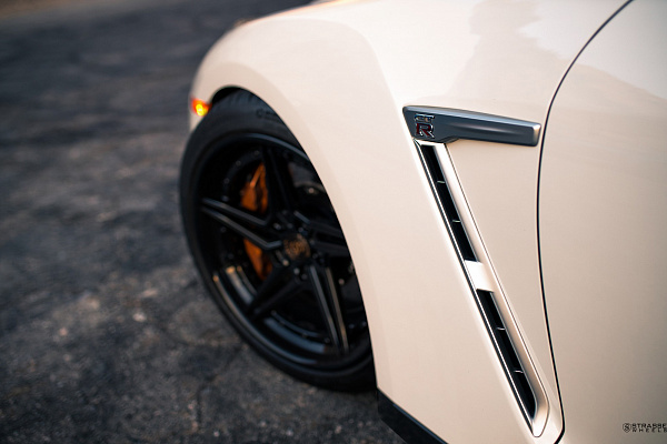 Фото дисков Strasse Wheels SV2T Deep Concave FS Черный глянец на Nissan GT-R